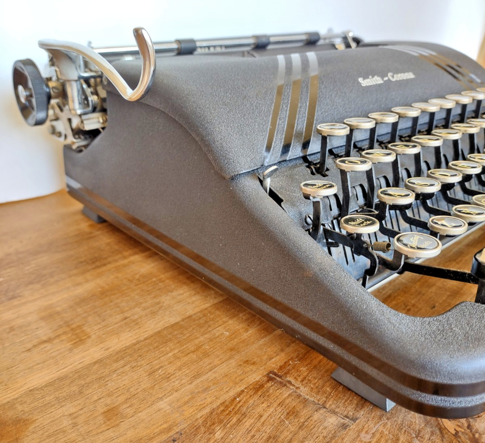 [Excellent] 1949 Smith-Corona Silent "Floating Shift" black typewriter with case