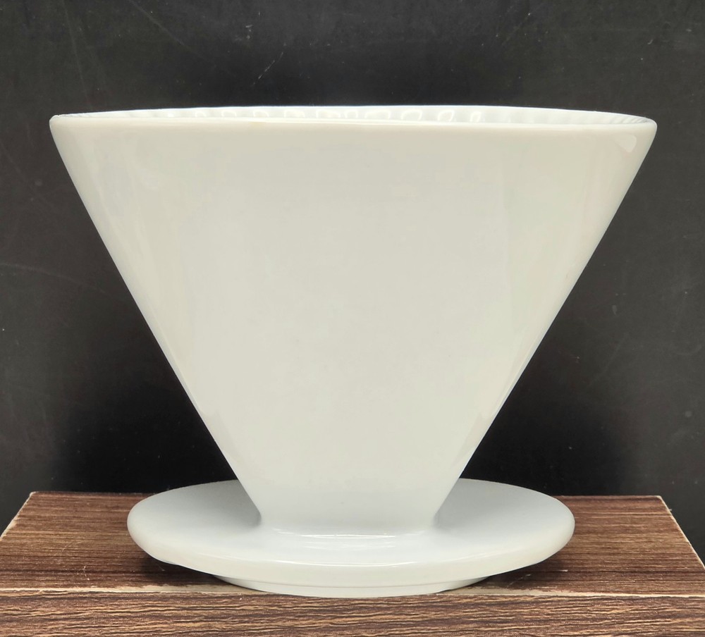 Very Nice White Ceramic 4 Hole Pour Over with Handle
