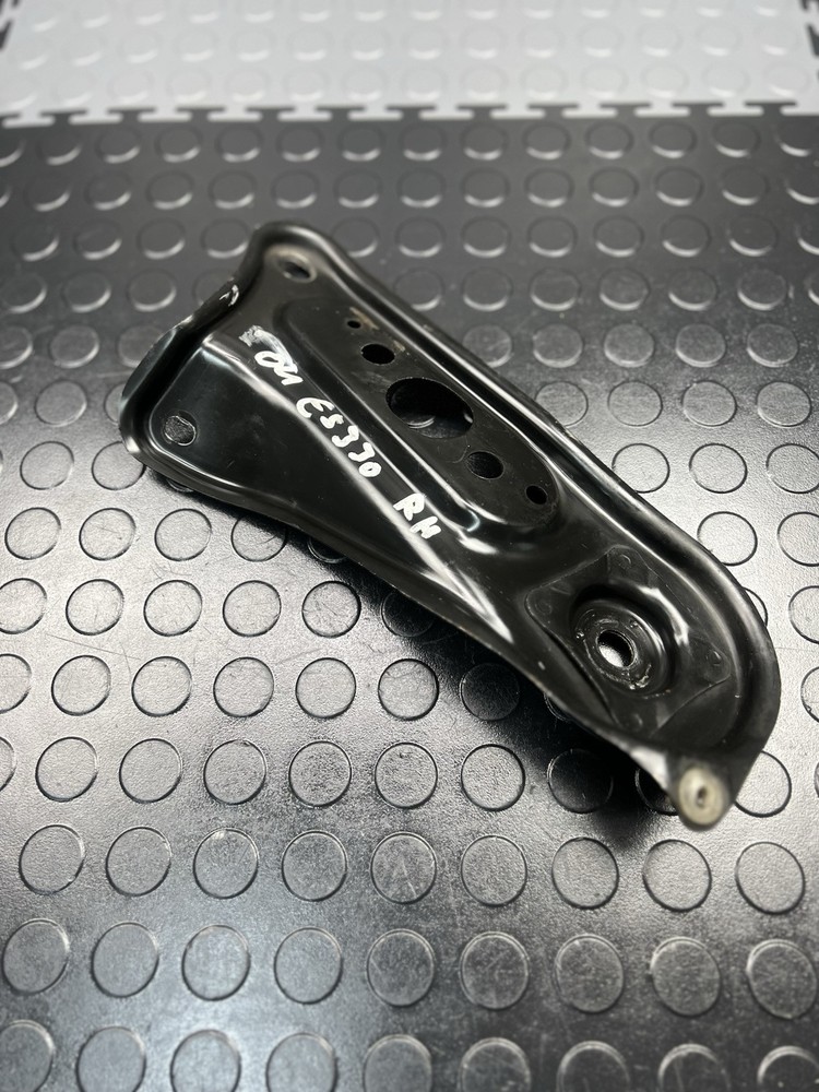 2004 LEXUS ES330 RIGHT SIDE ENGINE LOWER CRADLE SUBFRAME LOWER BRACKETOEM