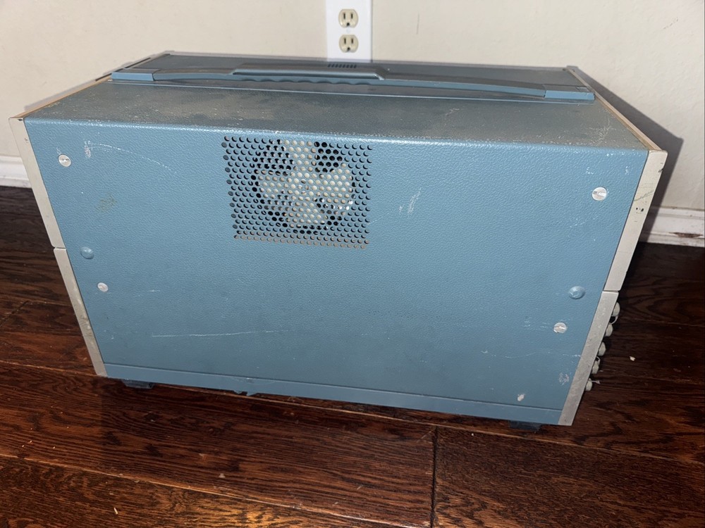 Tektronix 7704A Analog Oscilloscope System (powers On) Un-tested