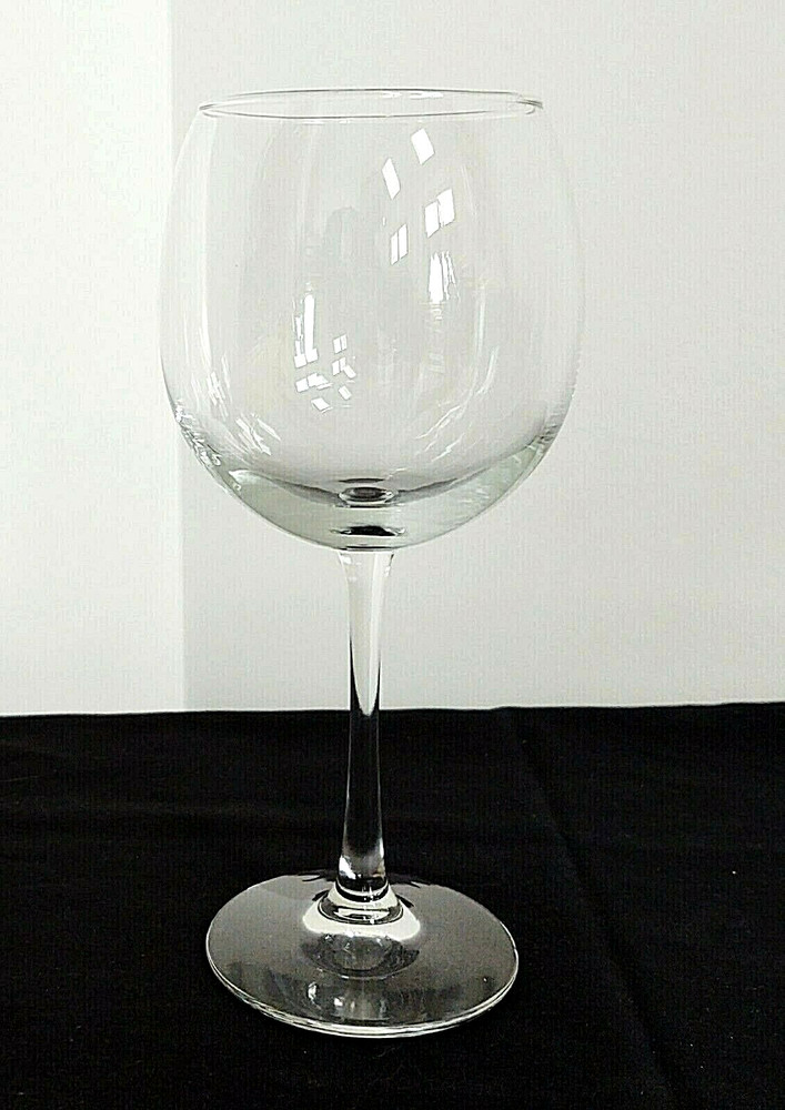 CLEAR GLASS WINE GLASSES 2