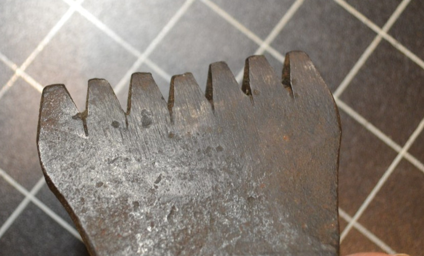 PRIMITIVE - BLACKSMITH MADE - 4# - STONE AXE WITH TEETH - VERY GOOD - SURVIVOR