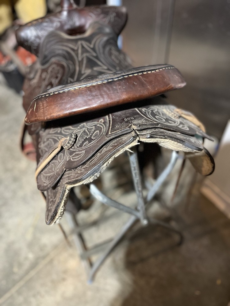 Beautiful Vintage Western Saddle Hereford