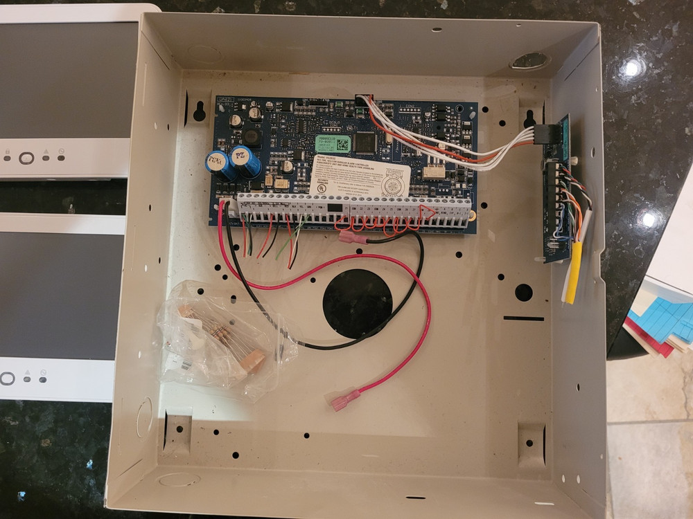 DSC HS2032 Panel, RS22 automation module, wireless receiver and 2 touchscreens
