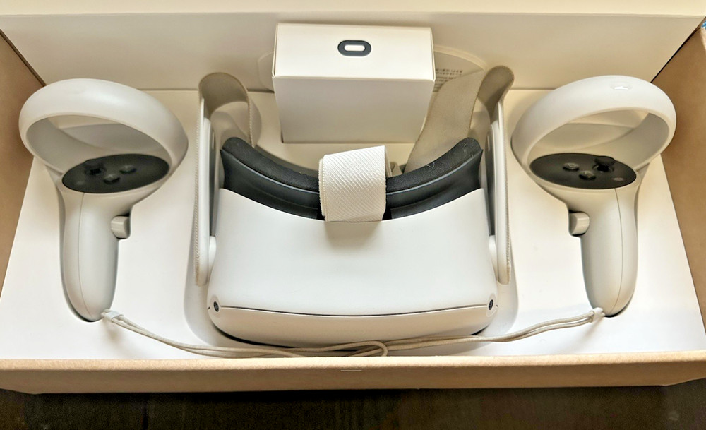 Oculus Quest 2 128GB VR Headset - Everything in Box and Case