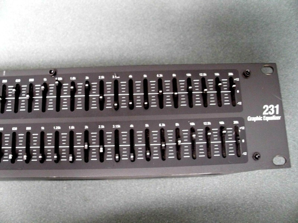 EQUALIZER D B X --- 231 31 BAND WORKING PERFECT WITH POWER CORD