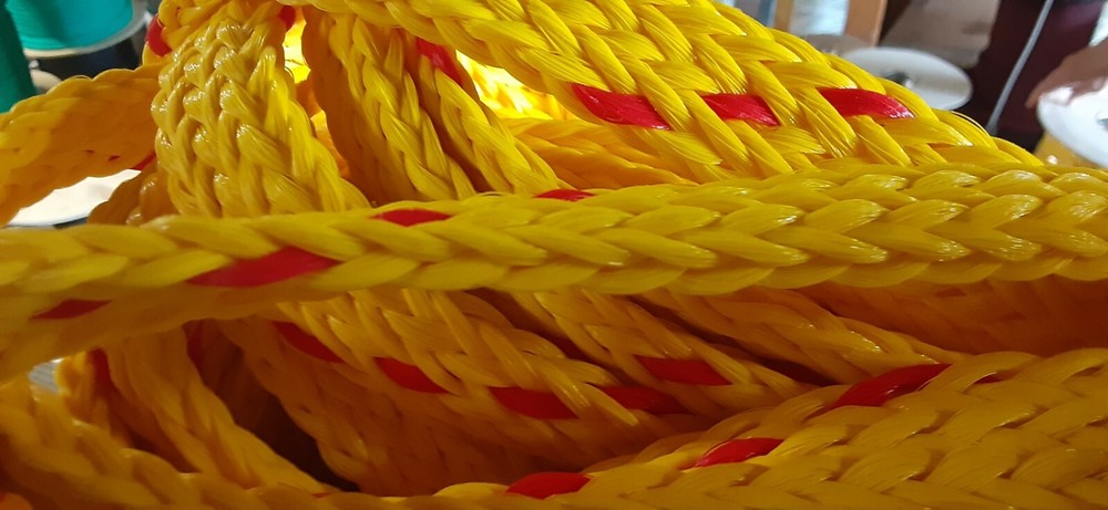 1 1/8 " x 89 ft. Hollow/Flat Braid Polypropylene Rope. Yellow/Red