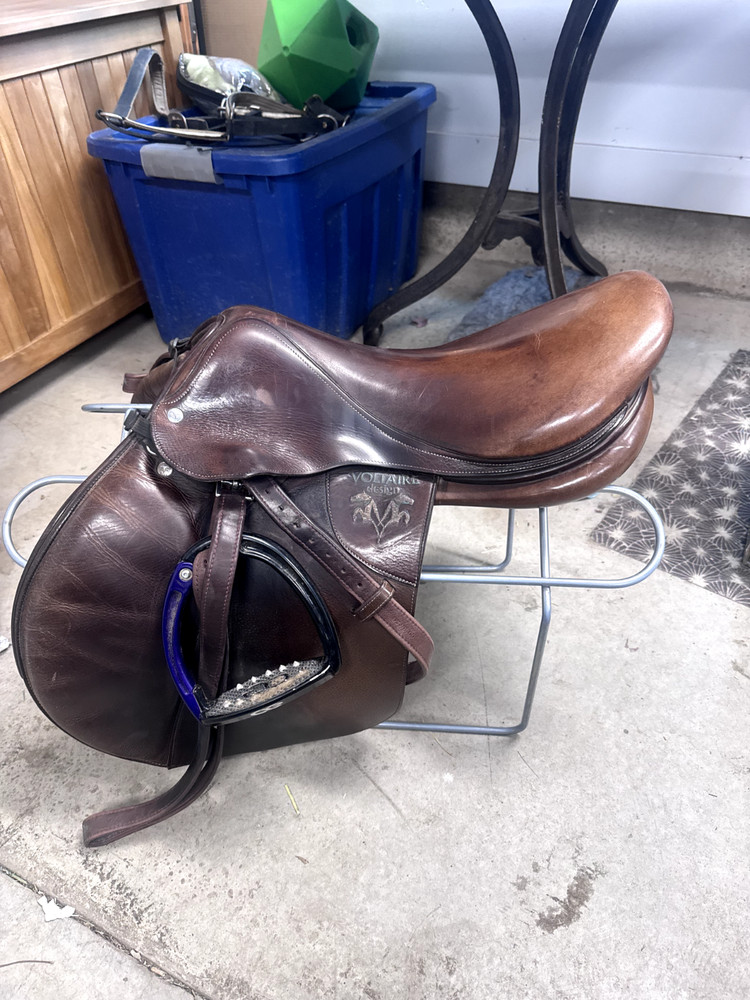 Voltaire 2017 Blue Wing 18" Saddle, Full Buffalo Leather