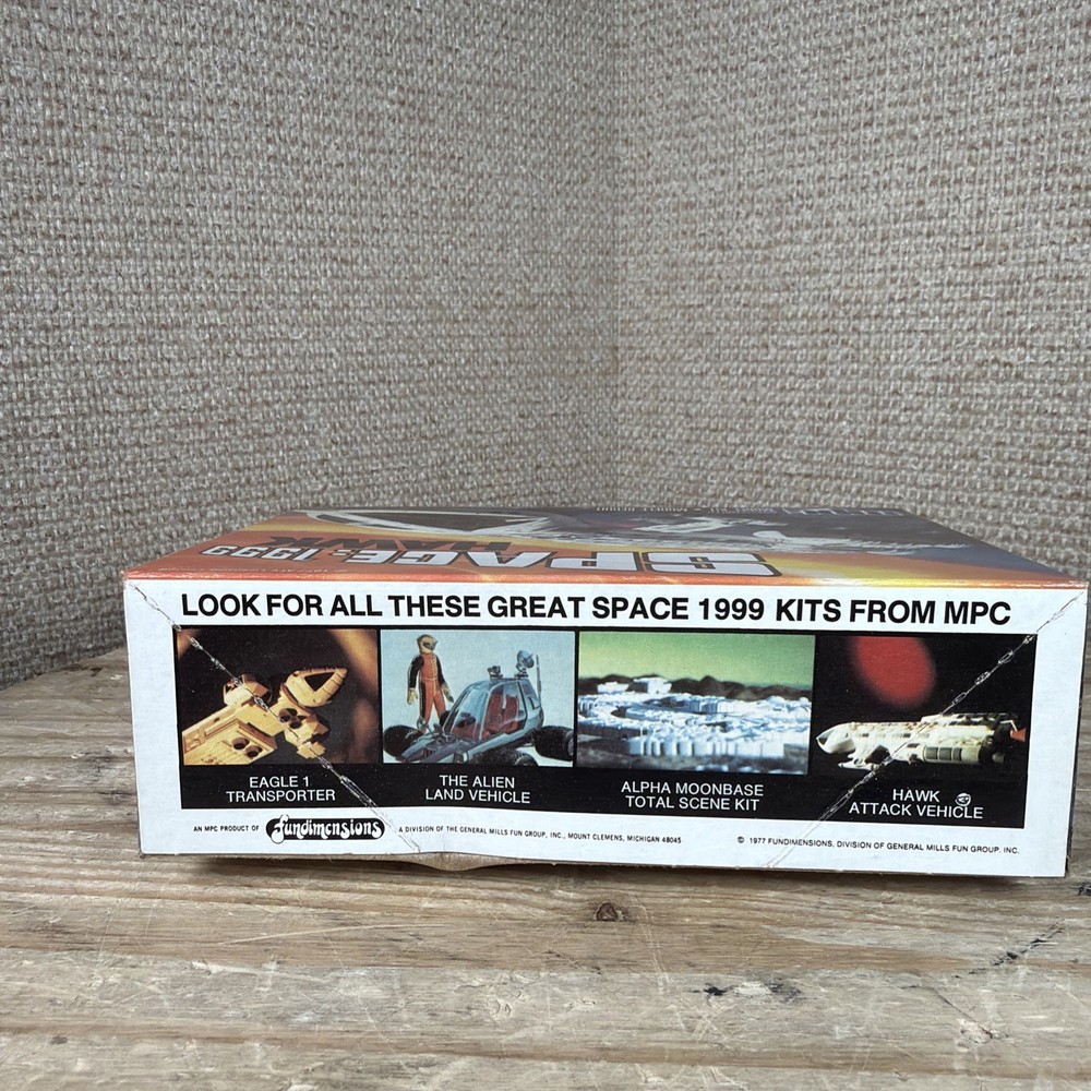 MPC Space: 1999 Hawk 10" Model Kit 1-1904