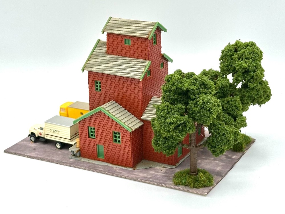 N Scale Custom Built Grain Elevator/Warehouse Lighted Diorama.