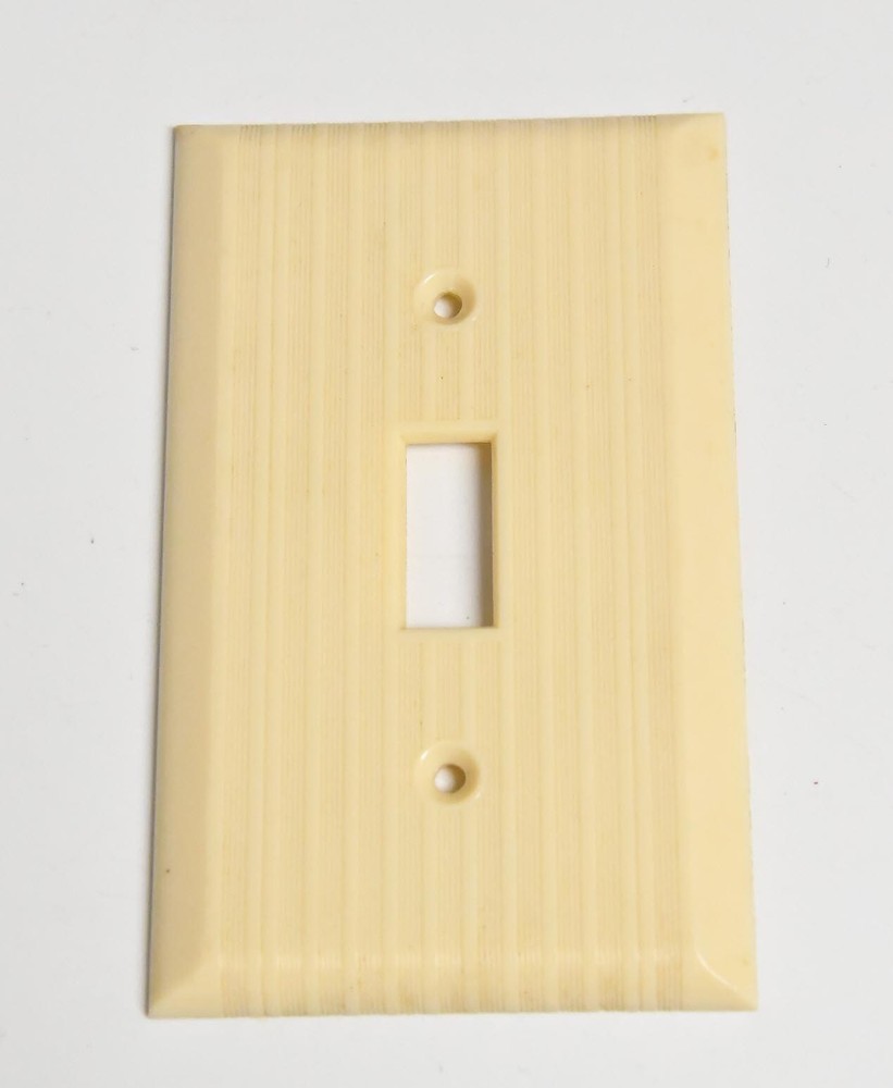 VINTAGE NOS IVORY PLASTIC BAKELITE SINGLE  SWITCH PLATE COVER