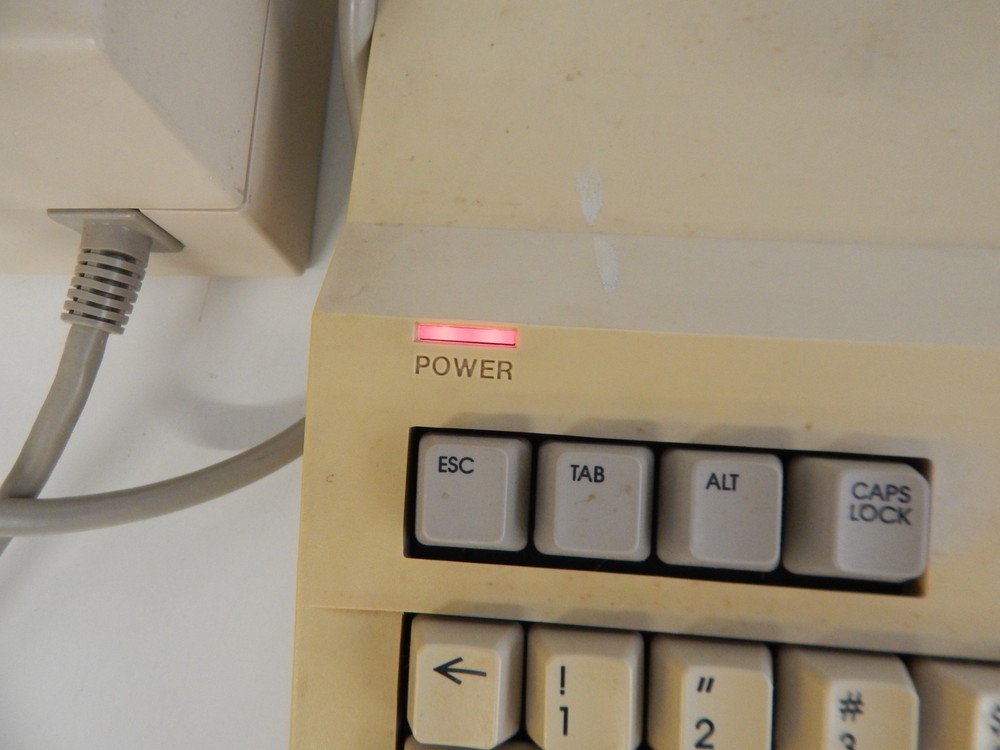 ^^ COMMODORE 128 VINTAGE PERSONAL COMPUTER IN BOX (WMN24)