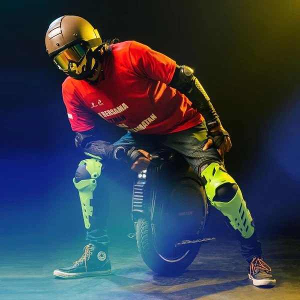 E-Unicycle InMotion V12 HS (Open Box) Grade A