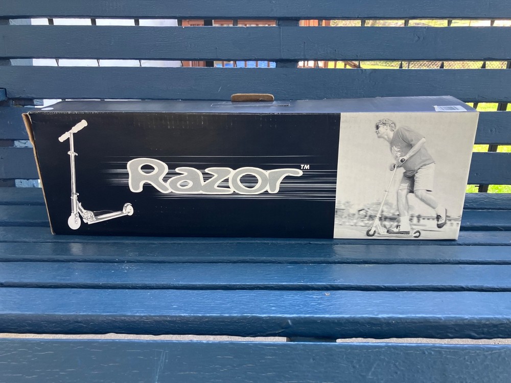 NIB Razor Aluminum Frame Foldable Kick Scooter Adjustable Handlebars Silver