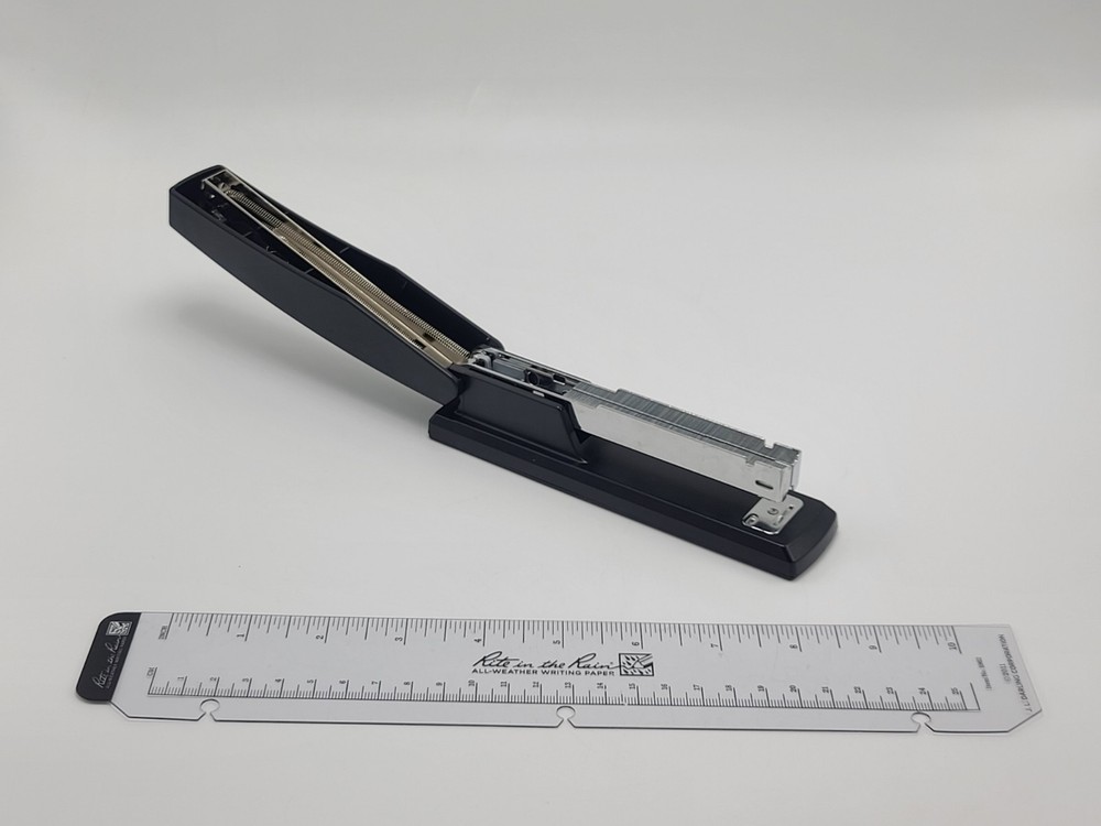 Business Source Full-Strip Desktop Stapler (20 Sheets)