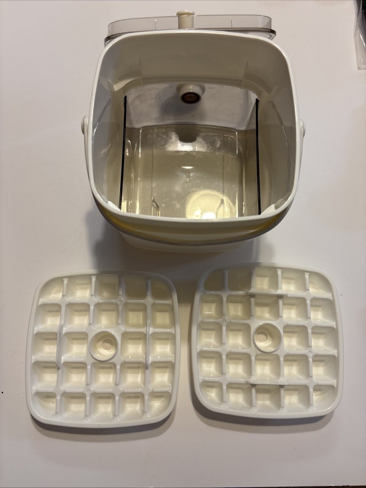 Aswei Iced Cube Maker Ice Cube Mold with Lid Gently Used