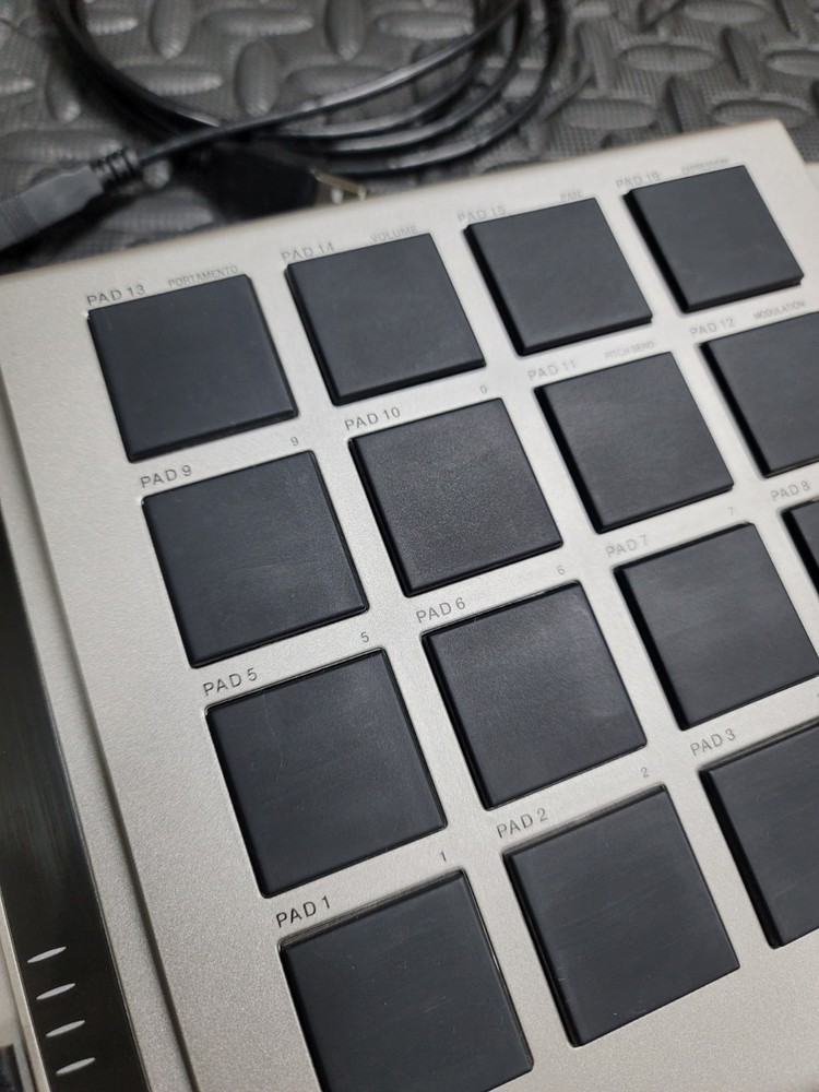 Akai Professional MPD16 USB/MIDI Pad Controller for Windows & Macintosh