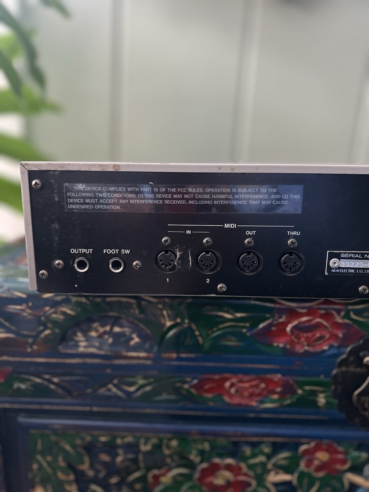 Akai S01 MIDI Digital Sampler Rack Mountable Silver, Headphone Output