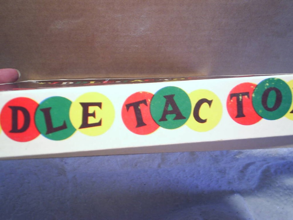 1955 TIDDLE TAC TOE GAME Complete,schaper plastic game,pieces still sealed,tic