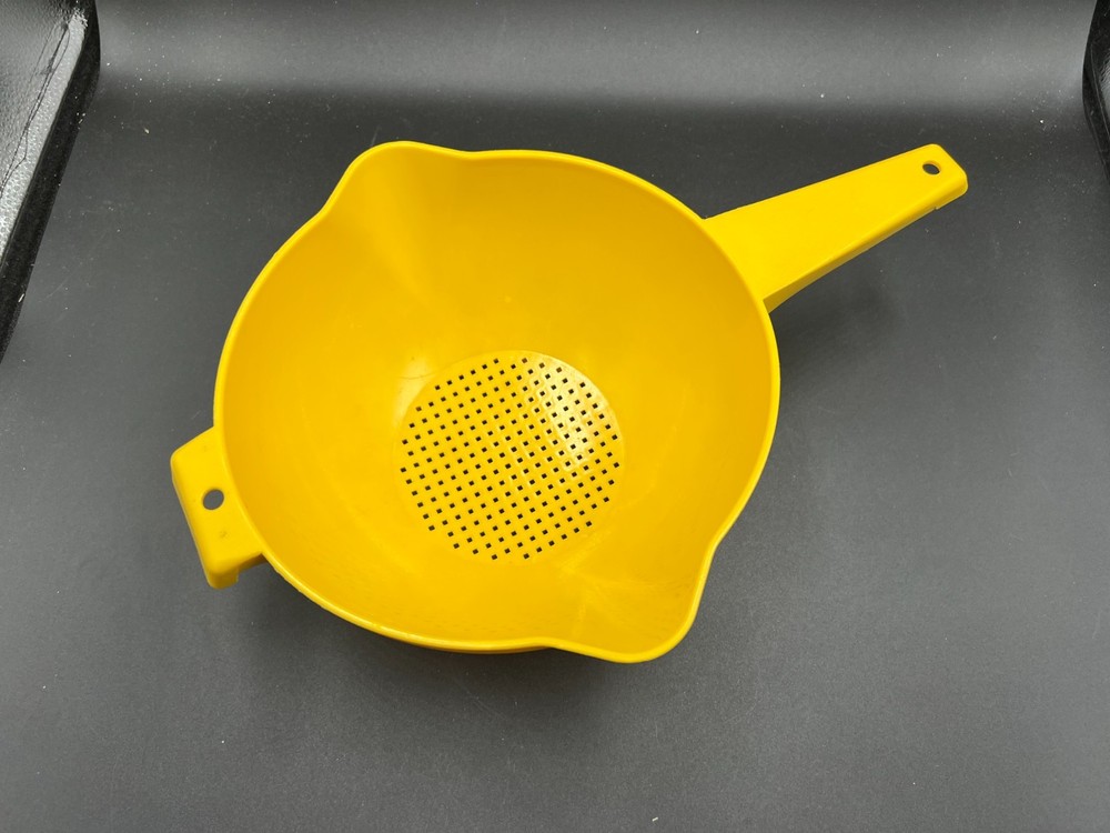 Tupperware Large 2 Qt Yellow Colander Strainer with handle 1523-1