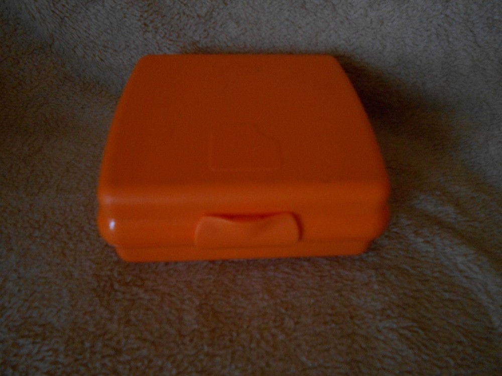 TUPPERWARE SANDWICH KEEPER ORANGE