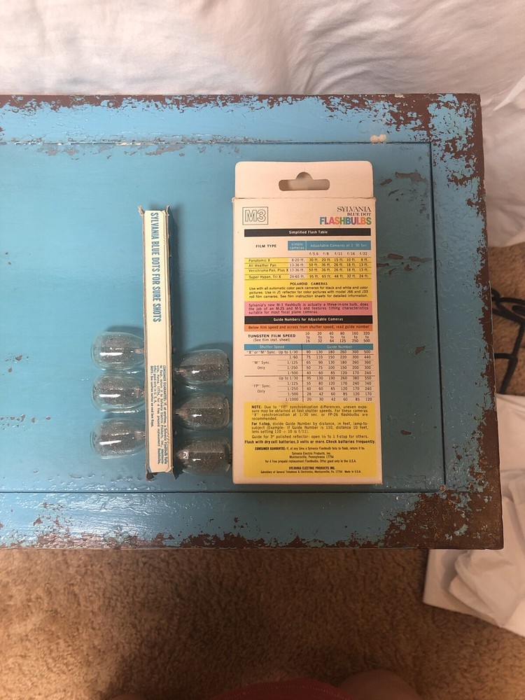 M3 Sylvania Blue Dot Flashbulbs Container Containing 6 Bulbs