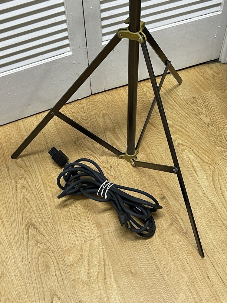 Lowel Omni Light And Stand Needs Bulb