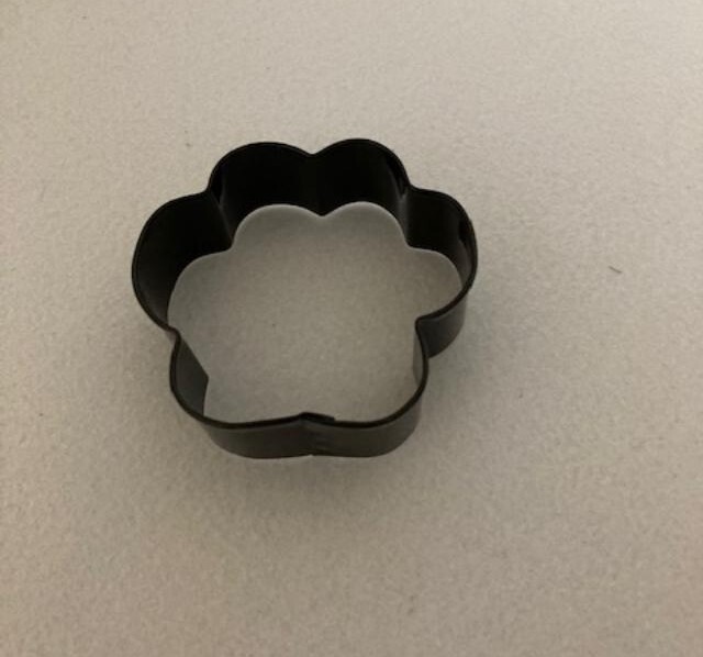 Wilton - Metal Cookie Cutter - Shape - Dog Print - Medium Size