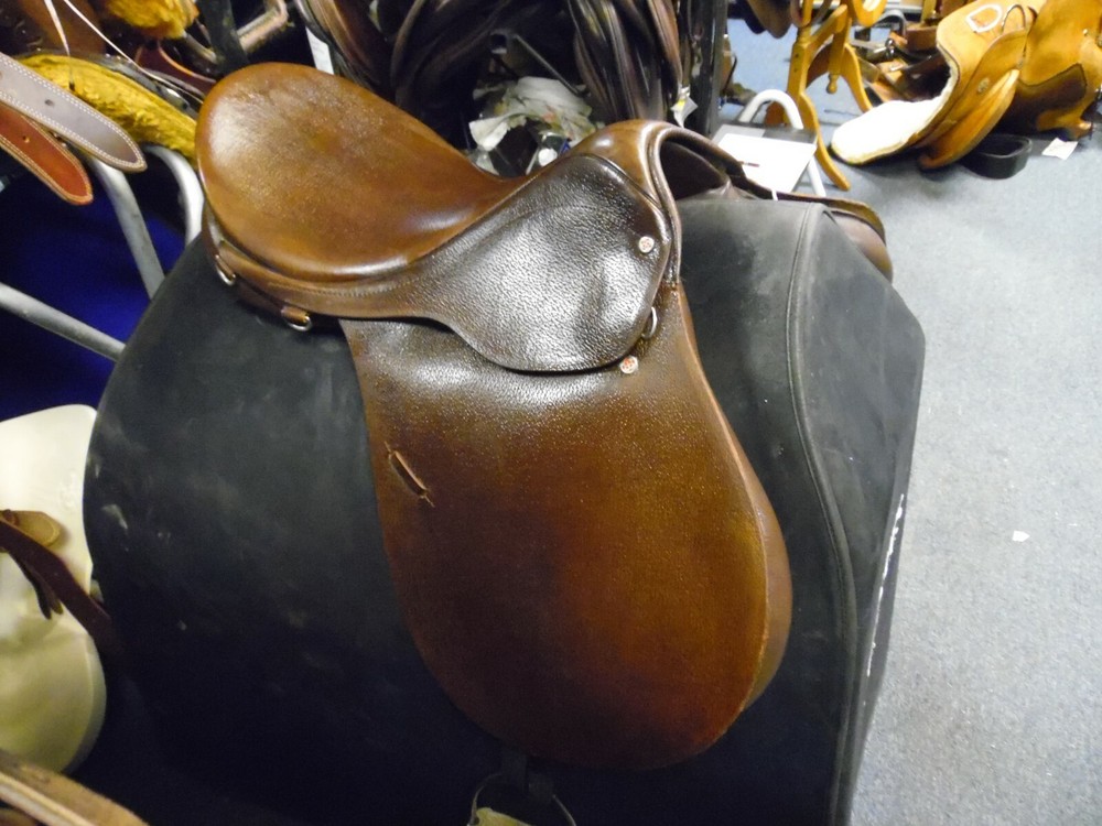 Courbette Classic All Purpose English Saddle 17" seat