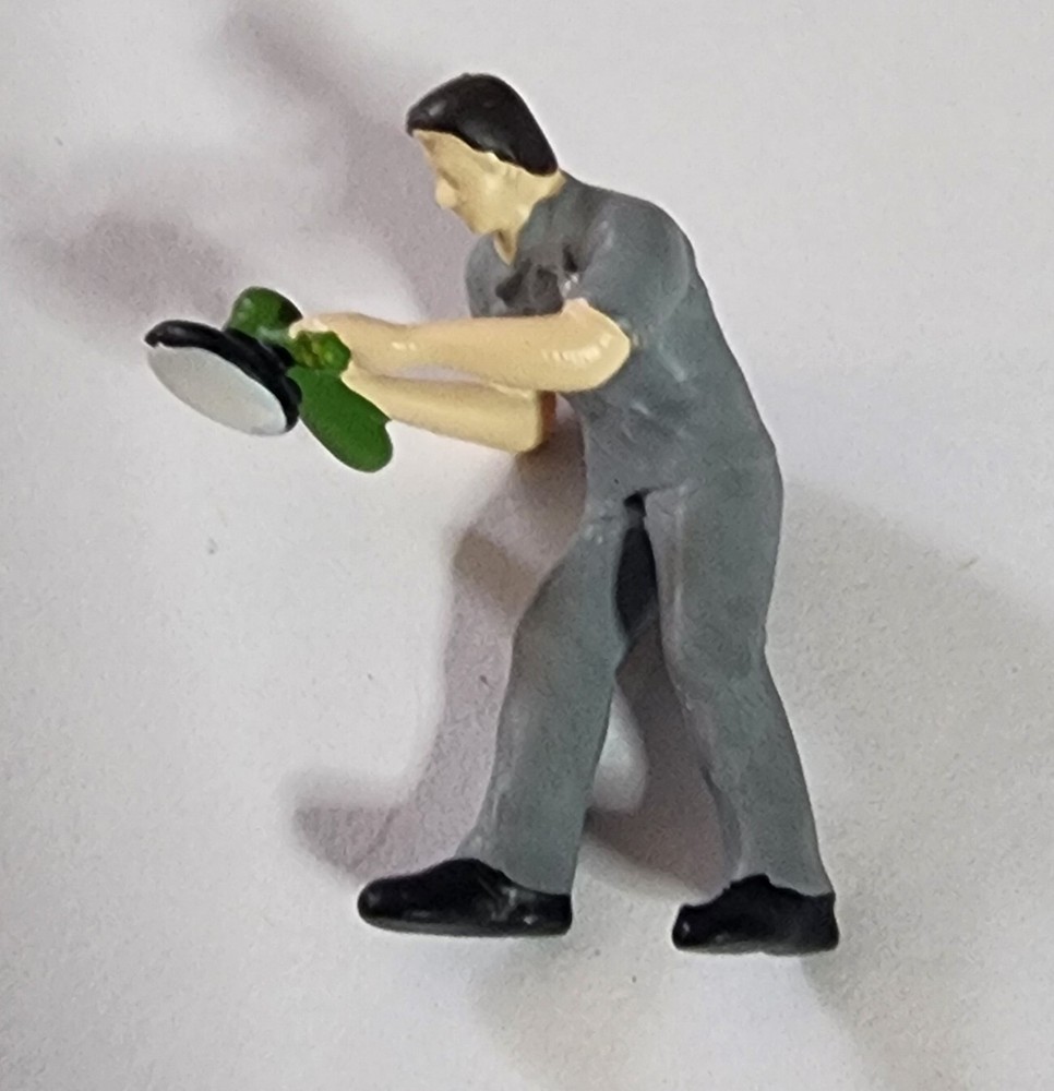 1/64 Man Sanding Wearing Gray