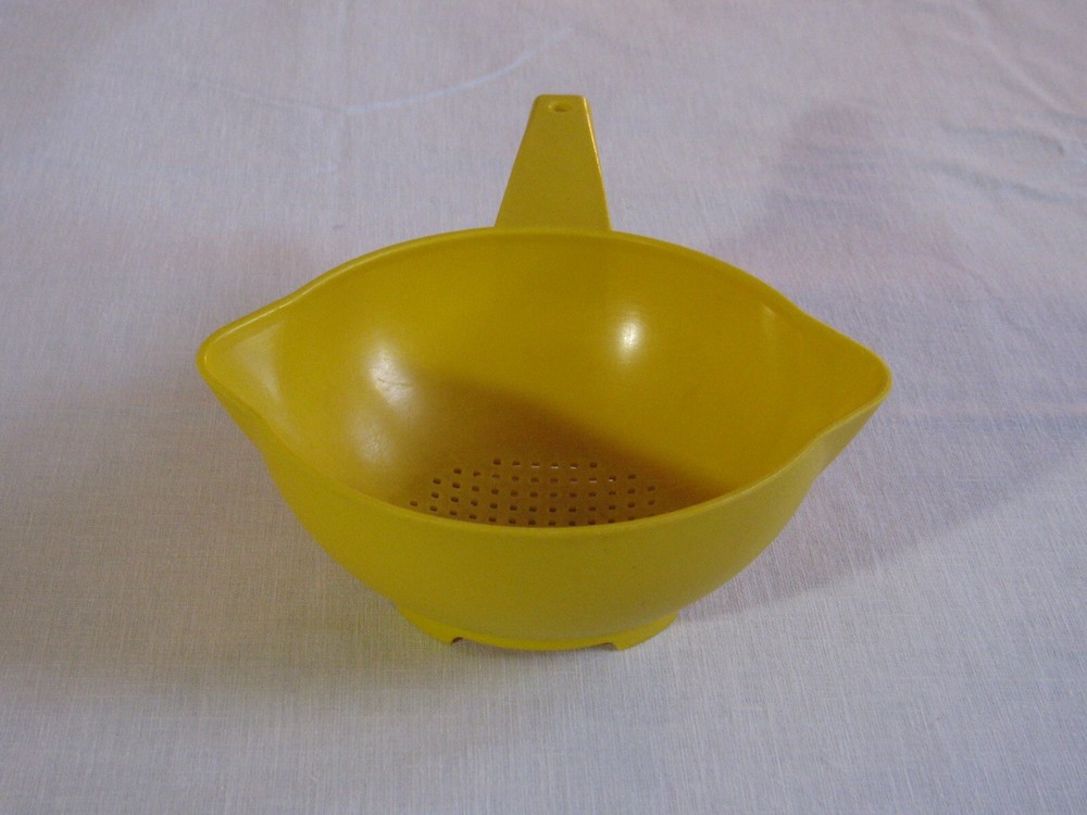 Vtg Tupperware 1 qt Colander/Strainer 1200, Yellow rr