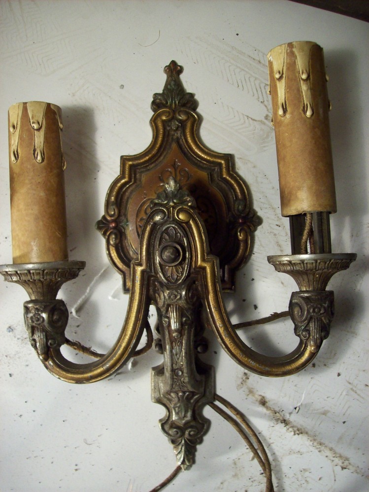 2 matching ornate painted sconces (L 112)