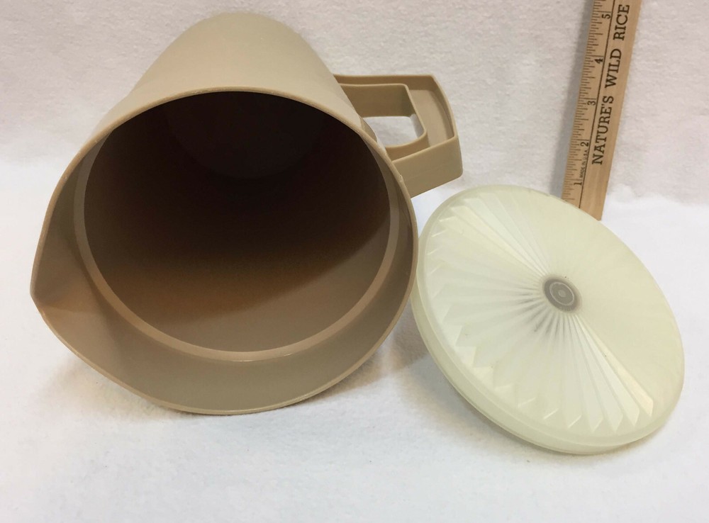 Tupperware Pitcher w/ Lid Push Button Seals for Shaking Mixing Brown Plastic 10"