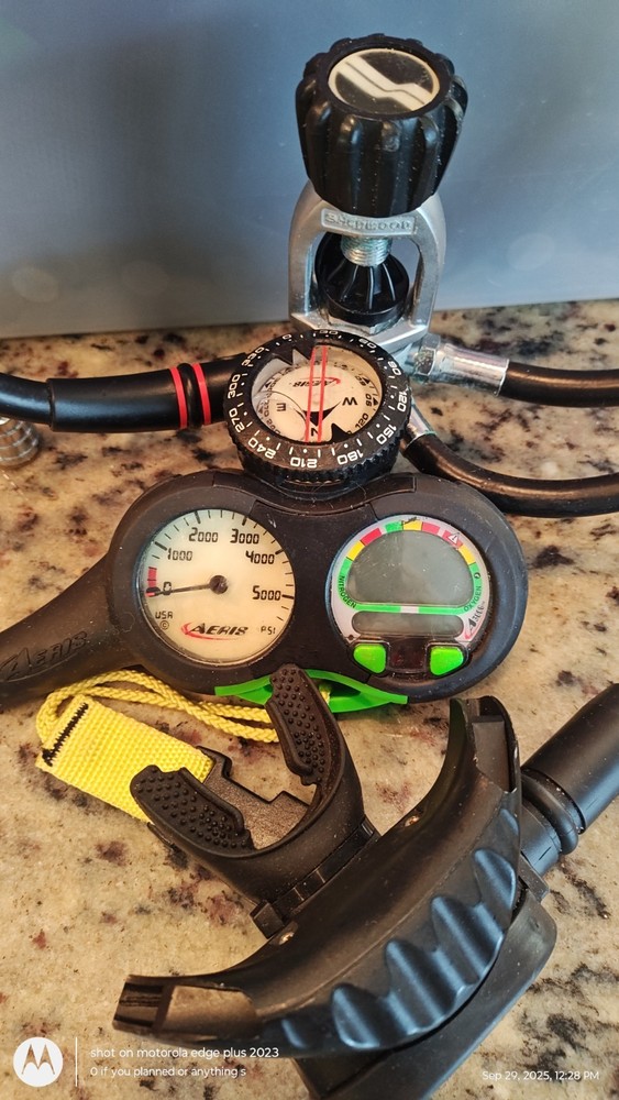 Aeris Scuba Computer Console Compass & Depth and Sherwood Oasis Regulator