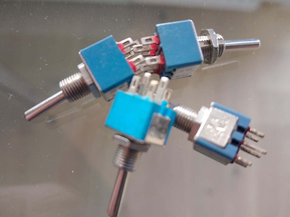 4x MICRO TOGGLE SWITCH 2xUM (6 CONTACTS) Extra Small