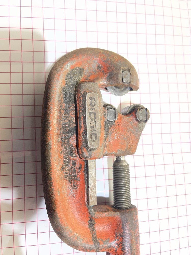 RIGID HEAVY DUTY PIPE CUTTER 1/8"-2" PIPE CAPACITY RIDGE TOOL CO