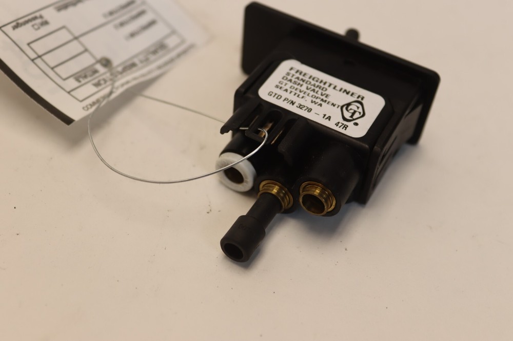 2008-2017 FREIGHTLINER CASCADIA 125 INTER AXLE DIFFERENTIAL LOCK SWITCH OEM