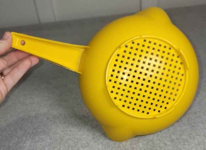 Tupperware 7" Mustard 1 Quart Strainer Colander With Handle #1200