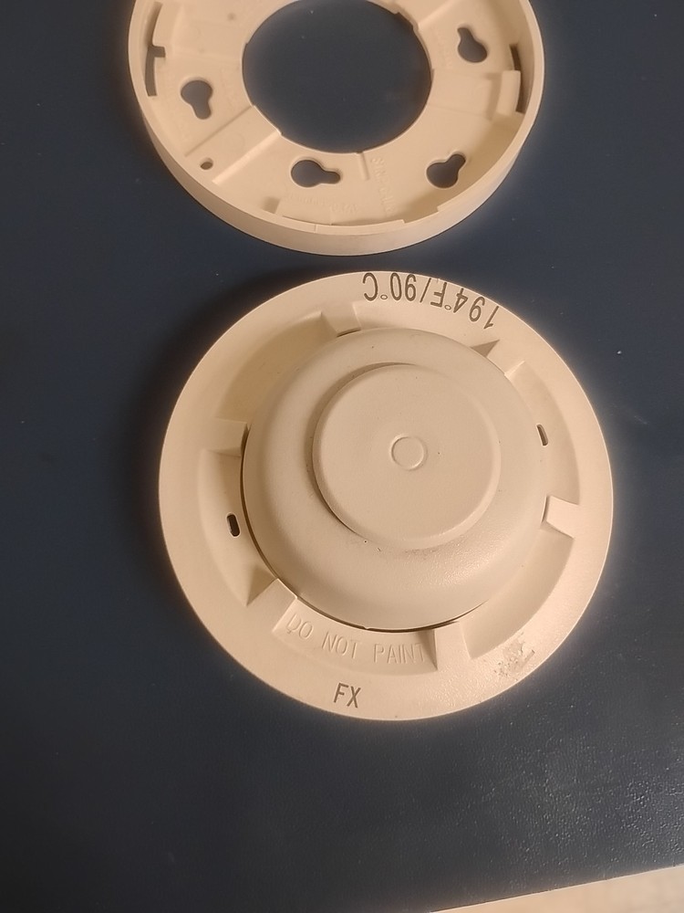System Sensor 5604 Heat Detector with Base 194°F Fixed Temp. Preowned