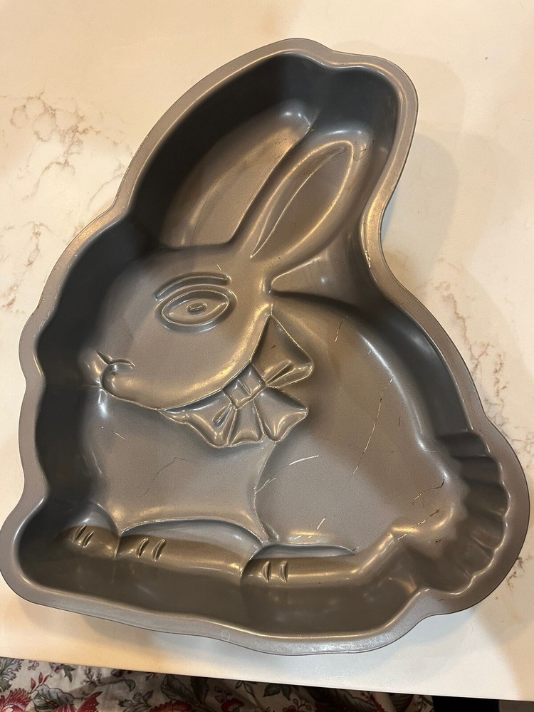 11” Tall Bunny Rabbit / Easter Cake Mold