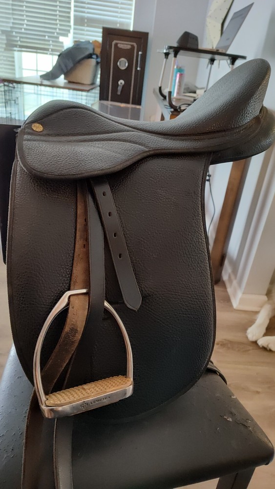 Dressage Saddle 17" medium - Synthetic - Great Condition