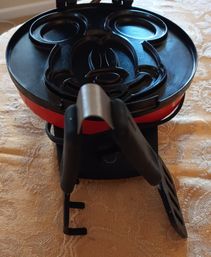 MICKY MOUSE WAFFLE IRON AND TOASTER