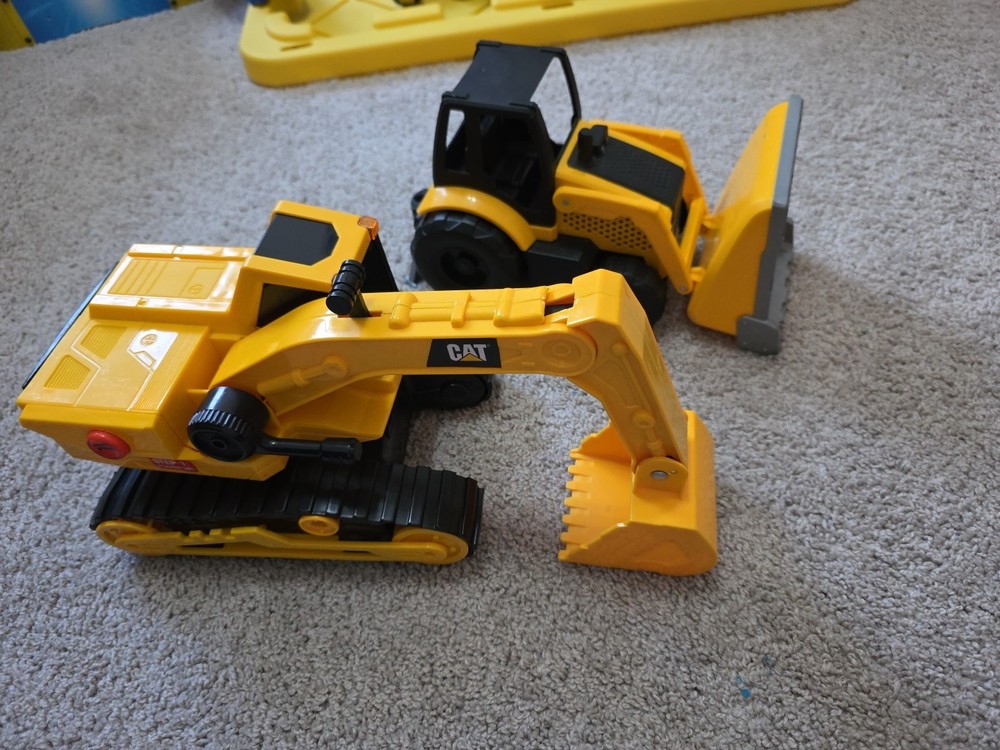 Lot 2 Battery Powered Cat Excavator Set Pre-owned Working