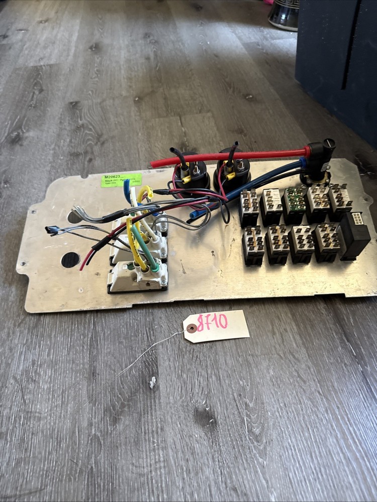 Freightliner Columbia Gauge And Switch Panel Missing P/N