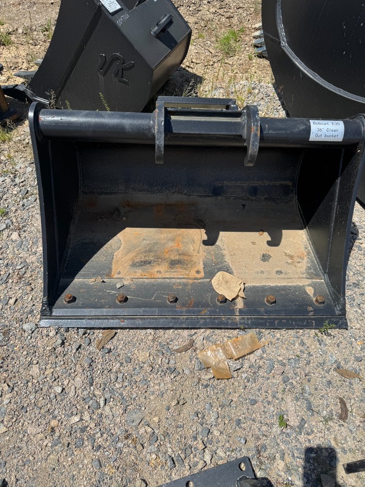 E35 36" CLEANOUT BUCKET