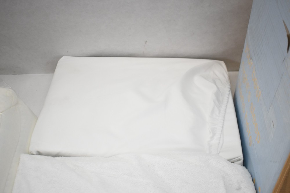 Sleep Essentials Queen Size Bedding Set White Mattress Protector/Topper