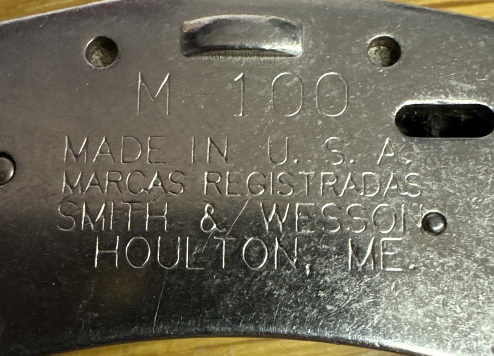 Smith & Wesson M-100 Handcuffs W/ Working Key & Safariland 190 Case