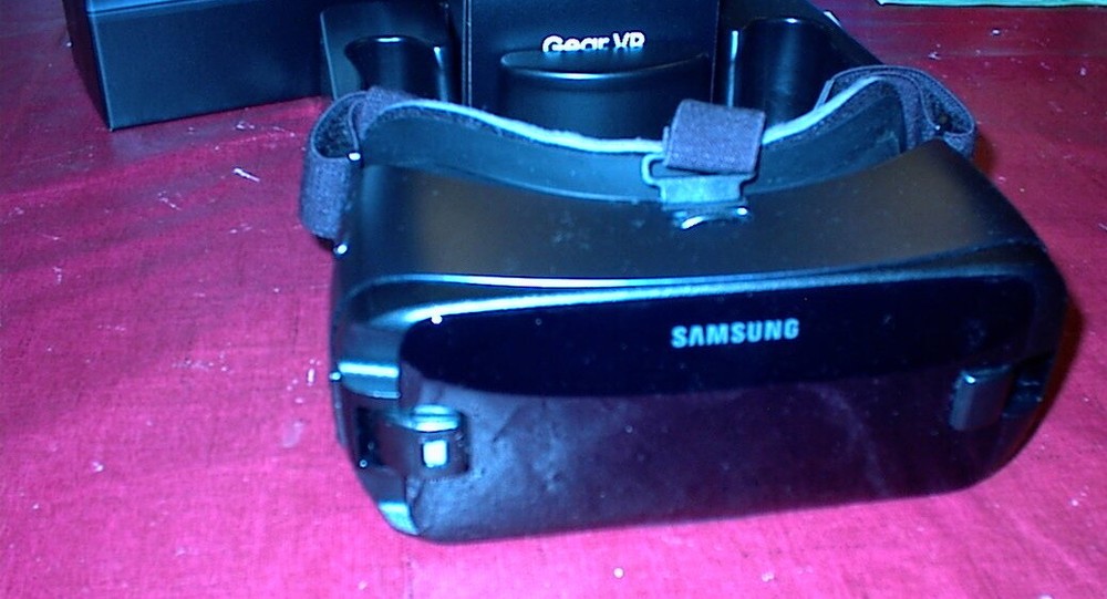 Samsung Gear VR SM-R324 With Controller