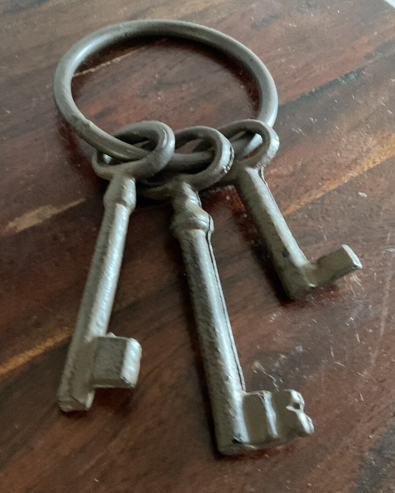 Fantastic Rustic Decorative Cast Iron Key Set