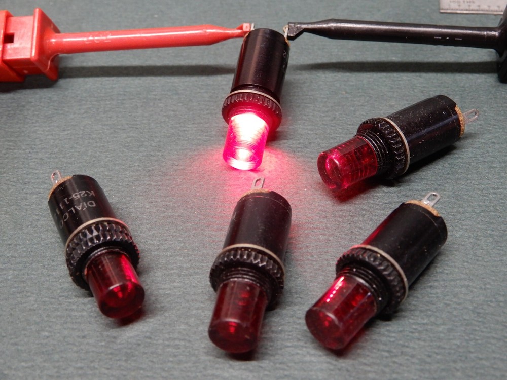 Dialco K25-1112 Red Panel Lights NOS Qty 5 Includes Bulbs